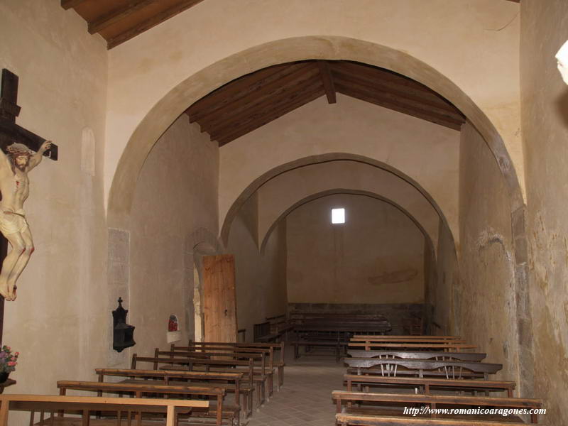 INTERIOR DE LA ERMITA HACIA LOS PIES